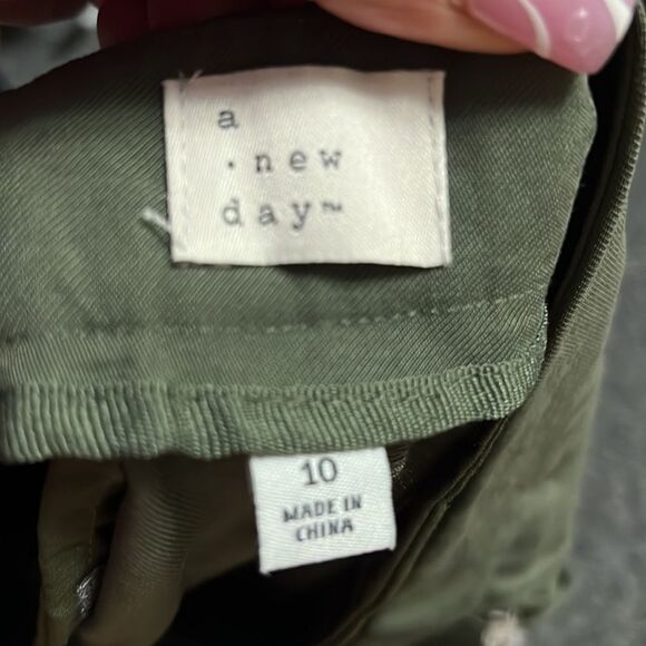 WOMENS A NEW DAY SHORTS OLIVE SIZE 10 NWT - Picture 3 of 4